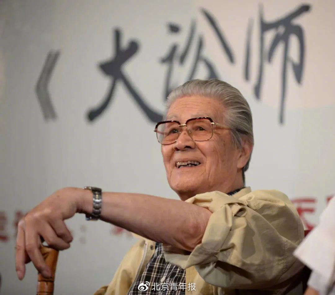 蓝天野87岁时仍坐镇排练场亲自拄杖为演员搭戏