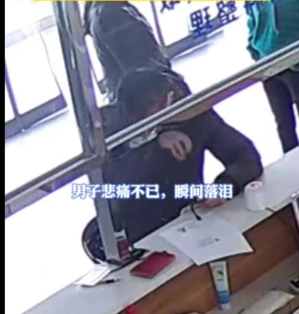 福建男子注销亡妻户籍时瞬间落泪，网友：刻骨铭心的伤痛休闲区蓝鸢梦想 - Www.slyday.coM