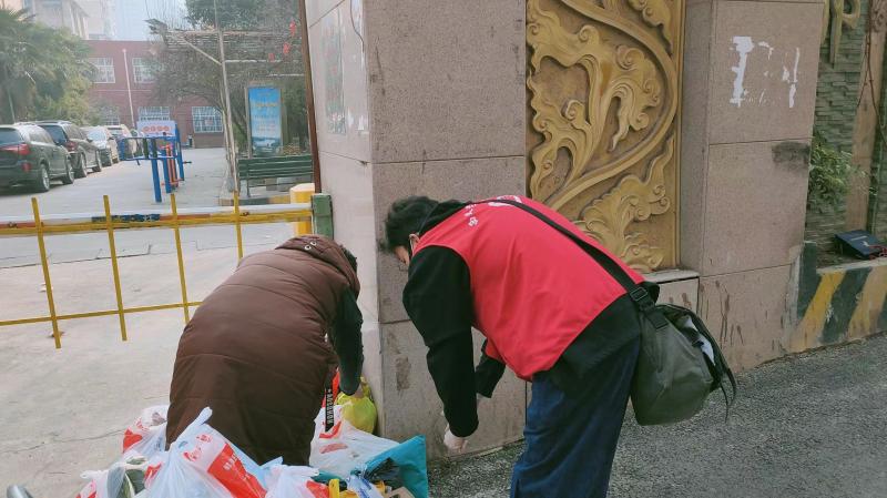 南京小伙旅游滞留西安 瞒着家人当志愿者：在核酸采样点扫码 为隔离人员送菜扔垃圾休闲区蓝鸢梦想 - Www.slyday.coM