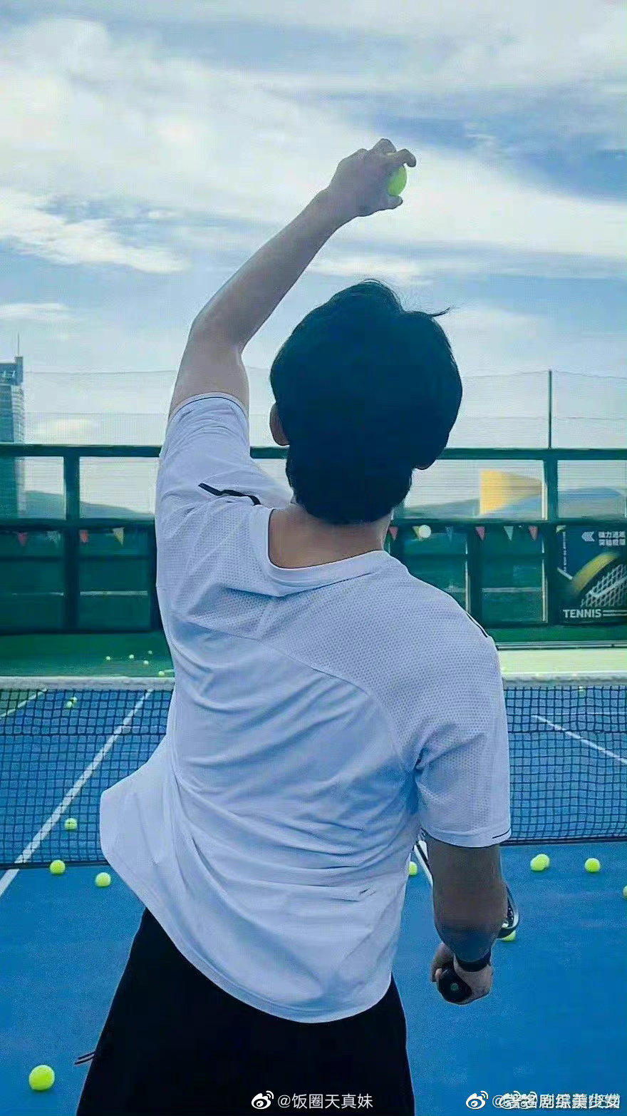 吴磊晒出《爱情而已》宋三川背影照真的是有被帅到!__财经头条