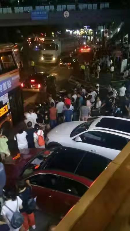 惊险！深圳男子从天桥跳下被公交车接住，消防队员和多位市民抬车救人休闲区蓝鸢梦想 - Www.slyday.coM