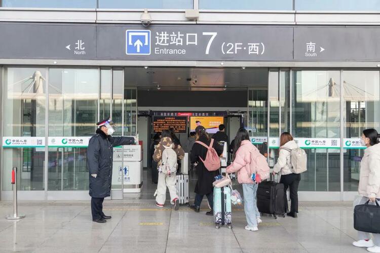 学生有序进站在交警的护送下,载有学生的大巴车驶向西安北站.