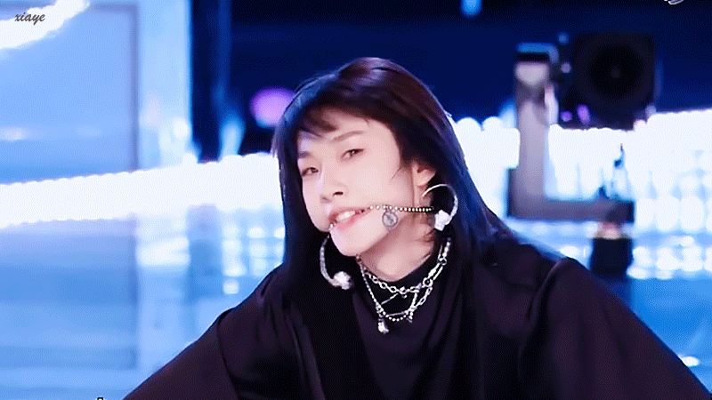 网传创造营2021c位胡烨韬和青春有你3c位余景天舞台动图