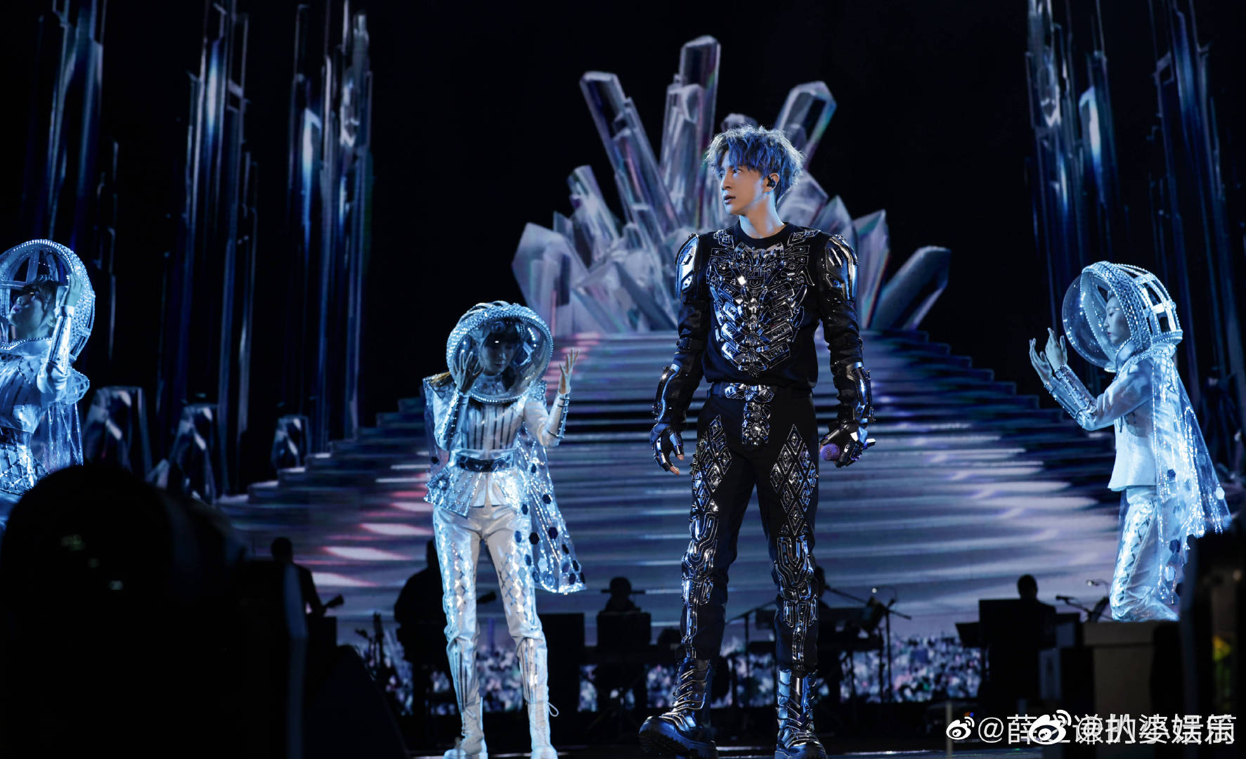 薛之谦这背影和蓝发有被帅到,用心准备的盛大浪漫,期待今晚……__财经