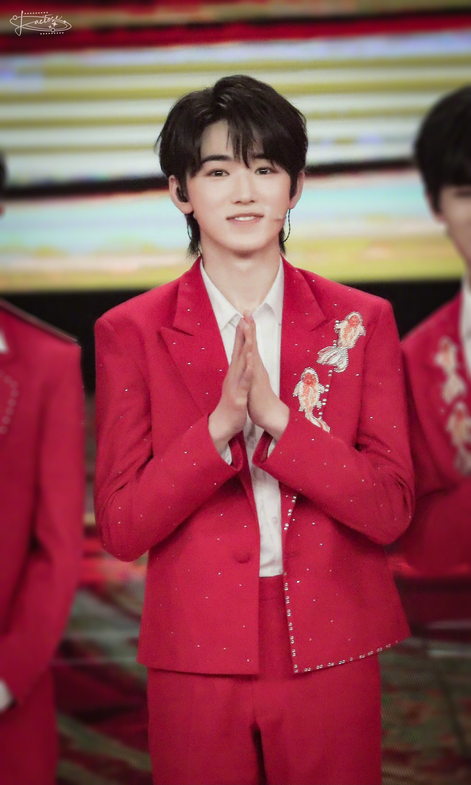 宋亚轩《直通春晚》 舞台饭拍~ 一身红色西装端正又帅气