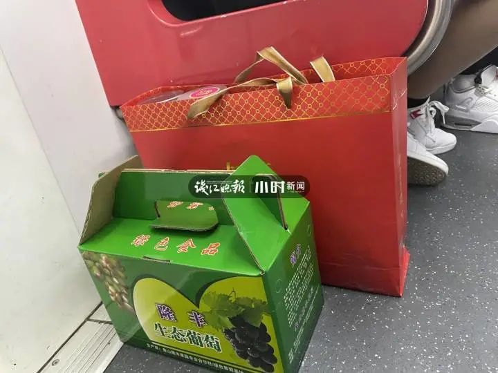 一片红!杭州出城大军已经大排长龙!地铁里全是大包小包,这样的中秋福利太幸福了休闲区蓝鸢梦想 - Www.slyday.coM 一片红!杭州出城大军已经大排长龙!地铁里全是大包小包,这样的中秋福利太幸福了休闲区蓝鸢梦想 - Www.slyday.coM