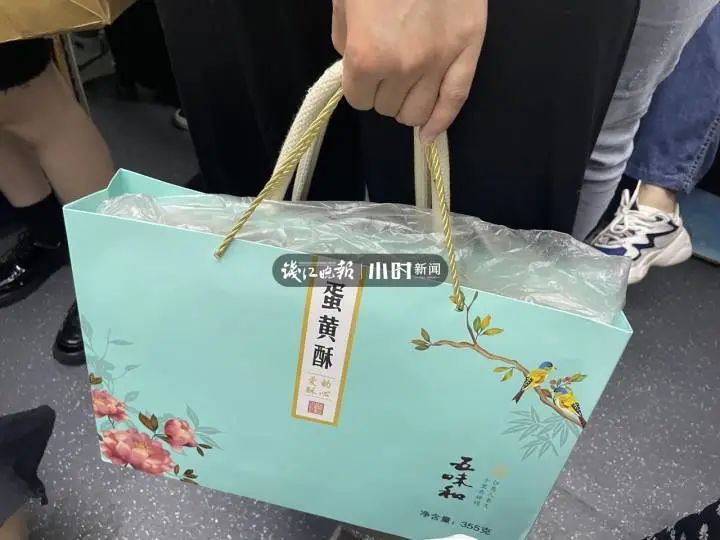 一片红!杭州出城大军已经大排长龙!地铁里全是大包小包,这样的中秋福利太幸福了休闲区蓝鸢梦想 - Www.slyday.coM 一片红!杭州出城大军已经大排长龙!地铁里全是大包小包,这样的中秋福利太幸福了休闲区蓝鸢梦想 - Www.slyday.coM