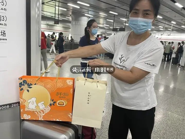 一片红!杭州出城大军已经大排长龙!地铁里全是大包小包,这样的中秋福利太幸福了休闲区蓝鸢梦想 - Www.slyday.coM 一片红!杭州出城大军已经大排长龙!地铁里全是大包小包,这样的中秋福利太幸福了休闲区蓝鸢梦想 - Www.slyday.coM