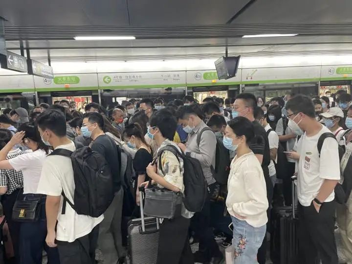 一片红!杭州出城大军已经大排长龙!地铁里全是大包小包,这样的中秋福利太幸福了休闲区蓝鸢梦想 - Www.slyday.coM 一片红!杭州出城大军已经大排长龙!地铁里全是大包小包,这样的中秋福利太幸福了休闲区蓝鸢梦想 - Www.slyday.coM