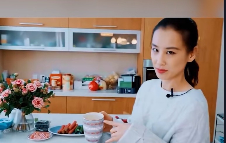 参观黄圣依住的豪宅房子外观像个滑雪场室内装修比宫殿豪华