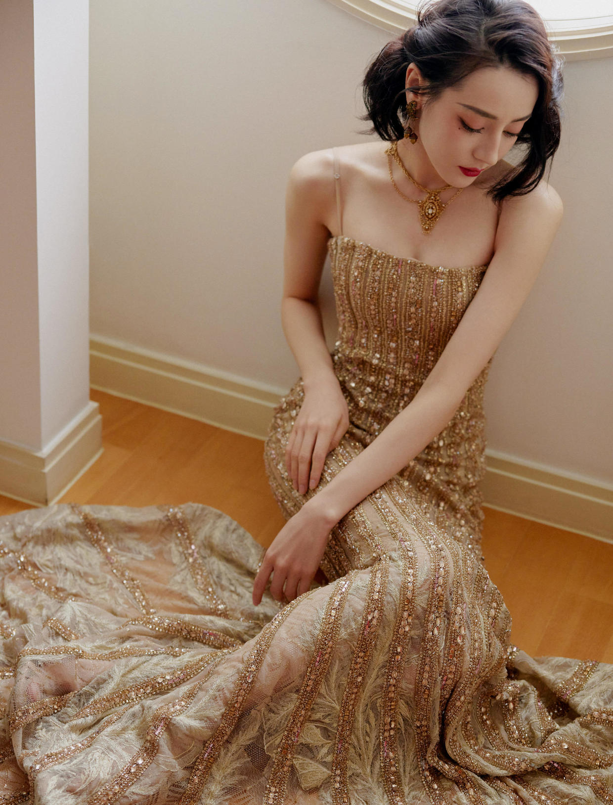 迪丽热巴气质感真绝了穿香槟色亮片裙显高又显瘦美得让人心动