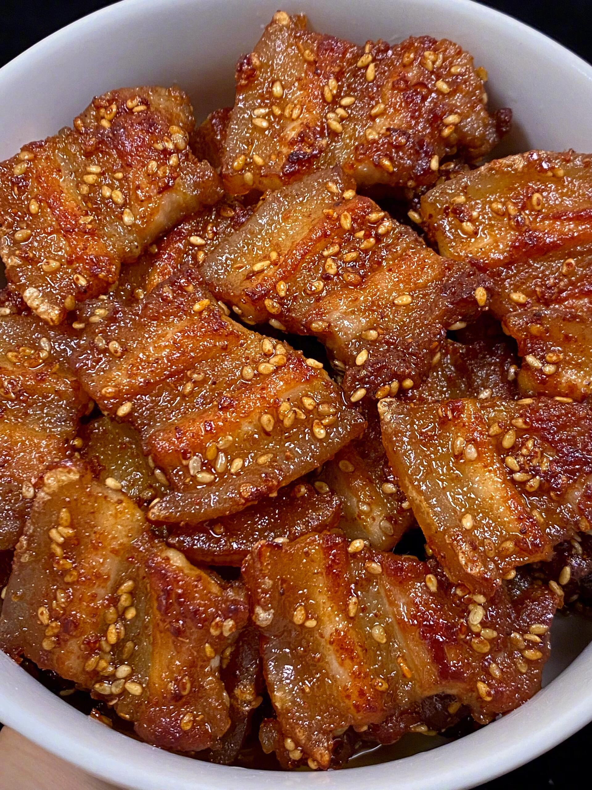 香煎五花肉 外酥里嫩,香酥可口 浓浓的烧烤味,香而不腻 在配点白米饭