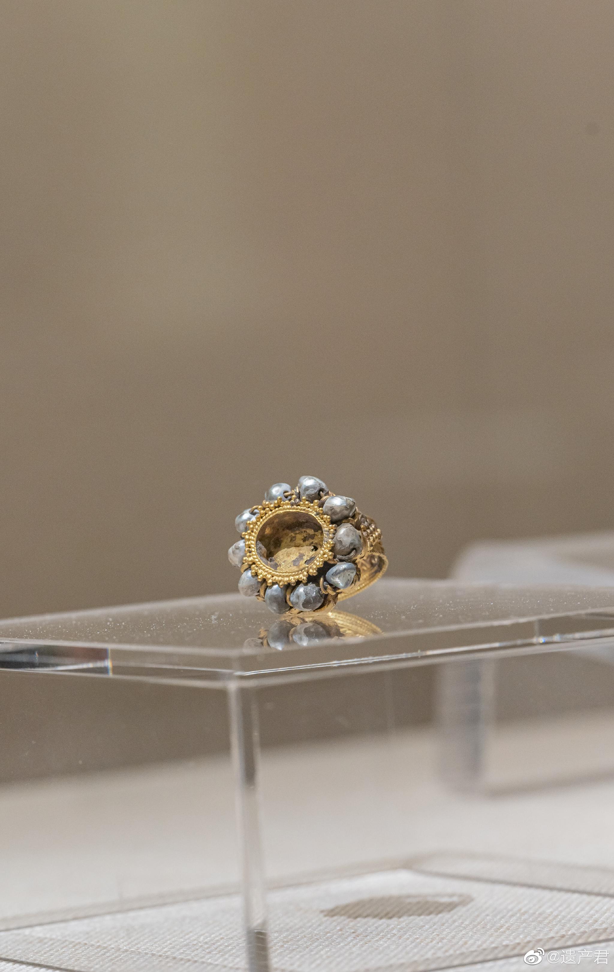 扬州市博物馆藏唐代嵌宝镶珠镂空錾花金戒指