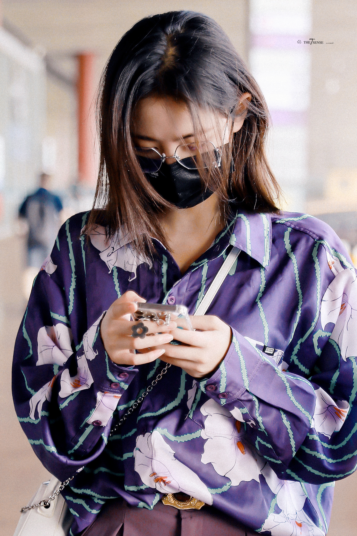 许佳琪今日份机场饭拍 紫色印花衬衫优雅贵气