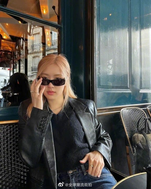 朴彩英rose|街拍更新 牛仔裤和黑色皮衣是经典的帅气搭配了