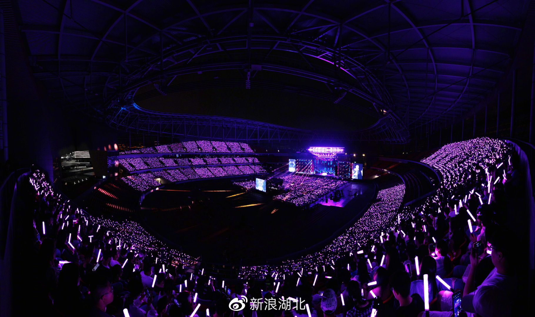 薛之谦时隔六年重回武汉开演唱会 倒立秀唱功引全场叫好__财经头条