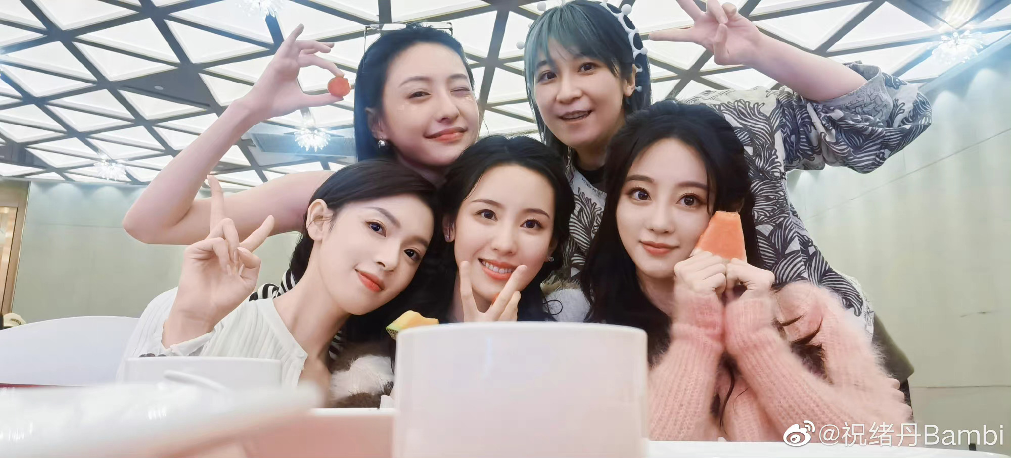 祝绪丹晒狐妖剧组合照～ 试问谁能不爱美女呢