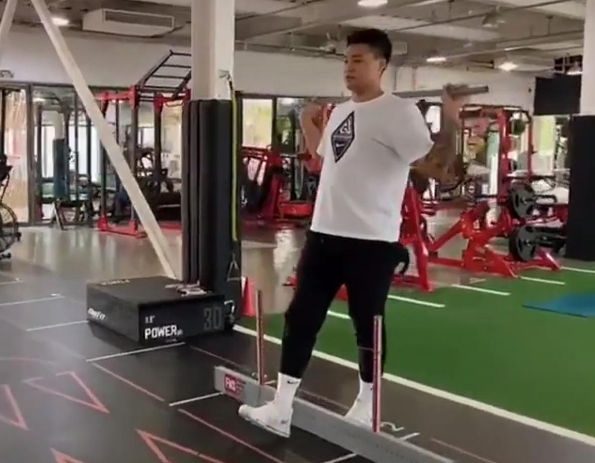 就视频来看,赵睿整个大腿的肌肉是真夸张,这也是