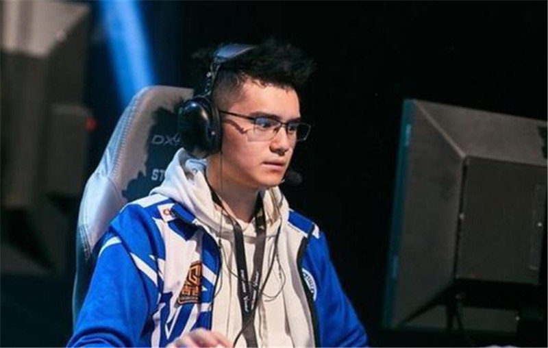 一,不过后来却因种种原因被踢出了ehome战队,此后他就一直在虎牙直播