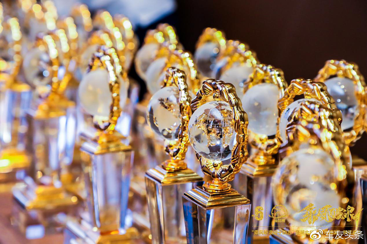 电车之狼中的翻译引发热议，网友各执一词争论不休，专家呼吁理性看待争议，平台加强内容审核机制。