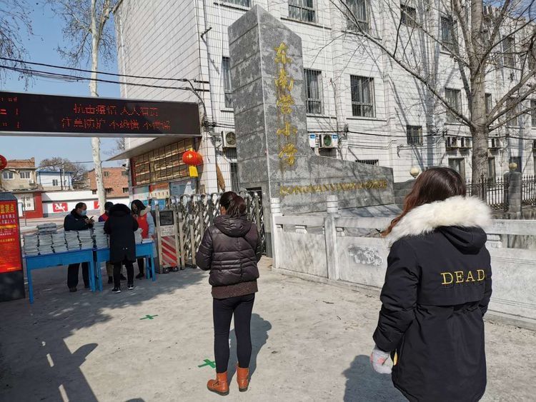 温情"书"递 笑脸在行动 ——记安阳市东南营小学疫情期教材发放