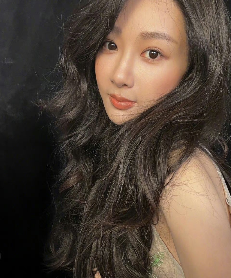 抛开粉籍,平心而论,杨紫大波浪卷发真的好看嘛?_高清图集_新浪网