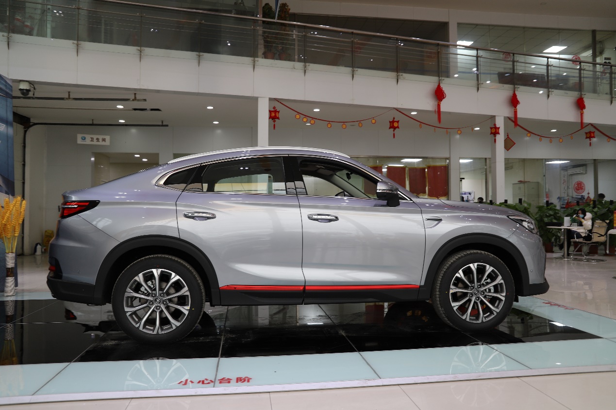 换装全新家族前脸 实拍2021款长安cs85 coupe