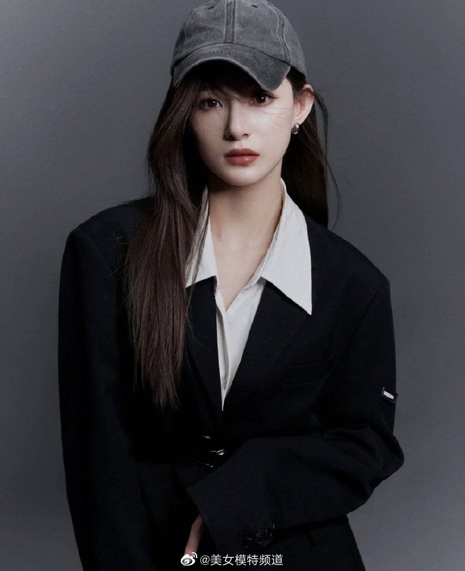 央视主持马凡舒西装大片霸气 长发飘飘配棒球帽干练潇洒