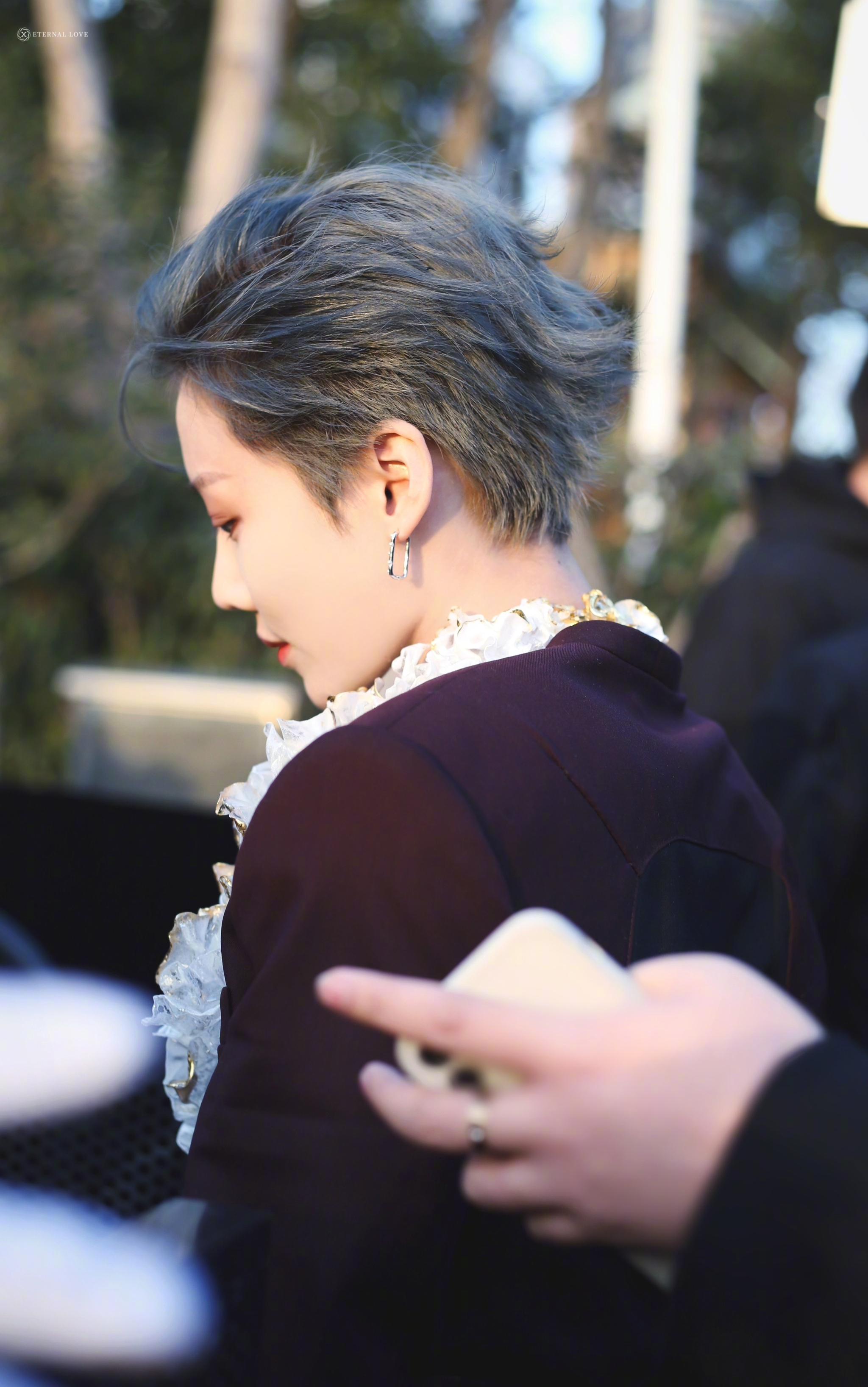 刘雨昕今日活动饭拍,大背头好飒,侧颜也太好看了吧