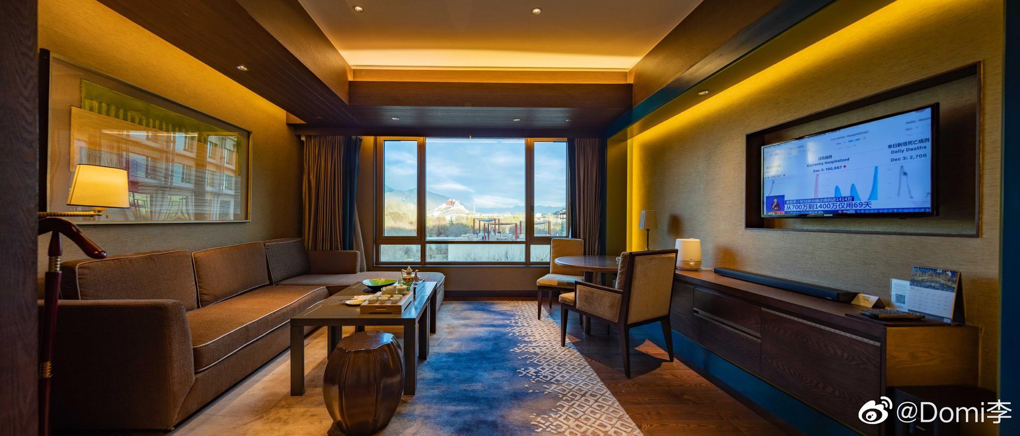 记忆中,冬天的拉萨阳光饱满而热烈,沿着八廓街吃饭,喝茶悠闲自在