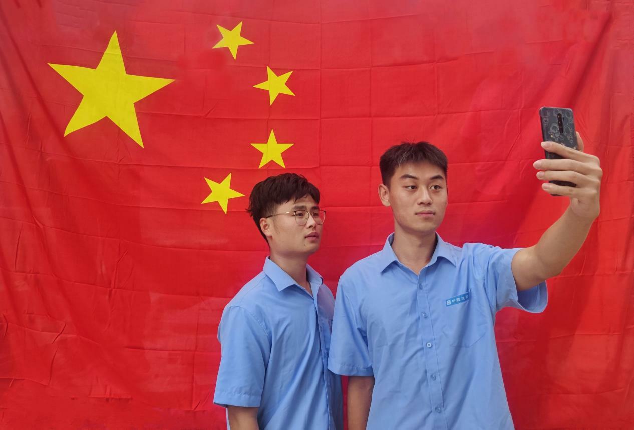 “中建蓝”守护“中国红”！中建筑港集团开展“与国旗同框”主题活动休闲区蓝鸢梦想 - Www.slyday.coM