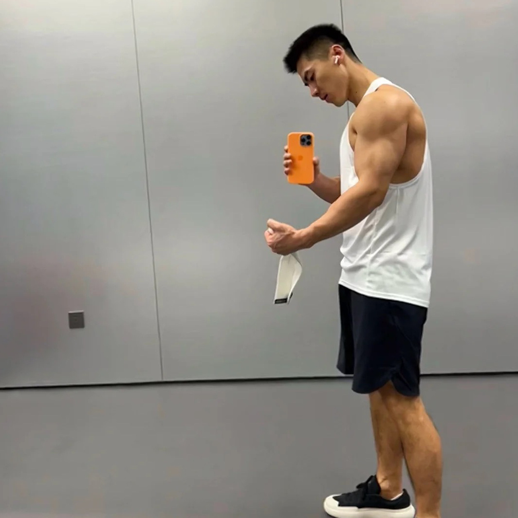 短发肌肉壮汉。 小麦色的腹肌太性感了……__财经头条