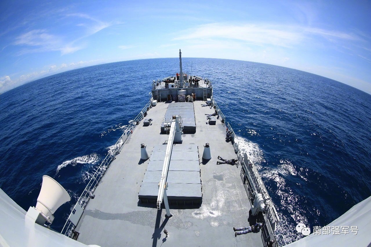 碧海蓝天,金城山舰纵横驰骋