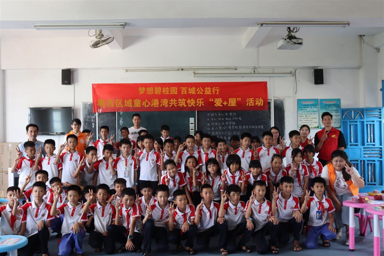 "在湛江市雷州客路镇客路中学里,小朋友们清脆的欢笑声阵阵传来.