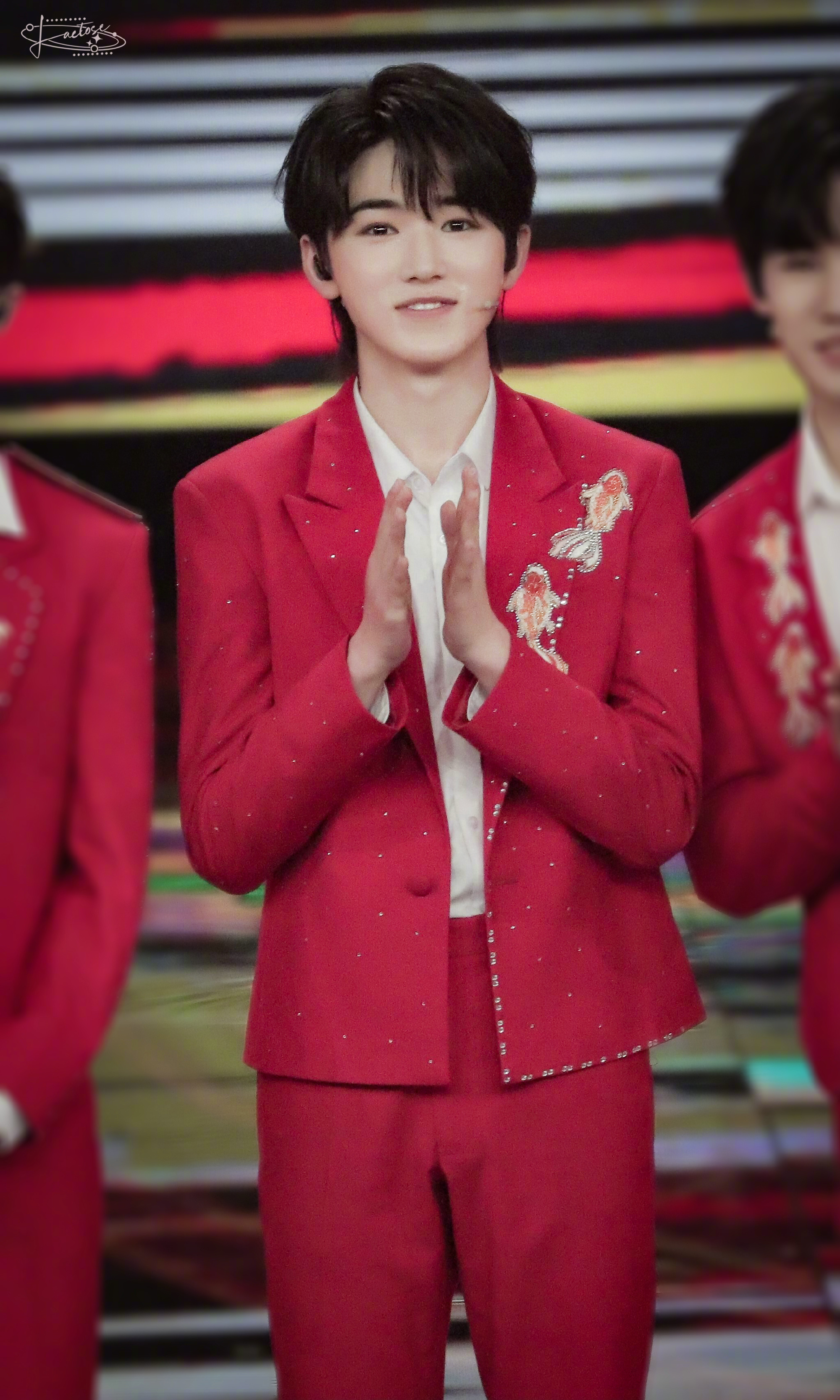 宋亚轩《直通春晚》 舞台饭拍~ 一身红色西装端正又帅气