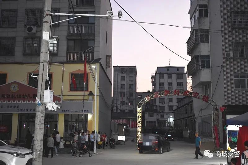 信阳某幼儿园附近一5岁女孩不慎卷入小轿车车底!休闲区蓝鸢梦想 - Www.slyday.coM 信阳某幼儿园附近一5岁女孩不慎卷入小轿车车底!休闲区蓝鸢梦想 - Www.slyday.coM