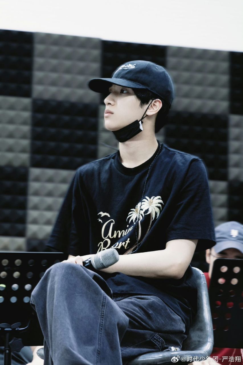 严浩翔练习室全黑造型!宝贝连手机壳都是黑的哈哈哈