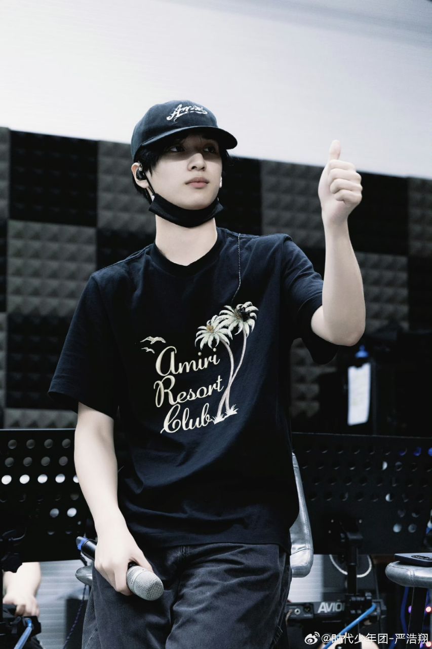 严浩翔练习室全黑造型!宝贝连手机壳都是黑的哈哈哈