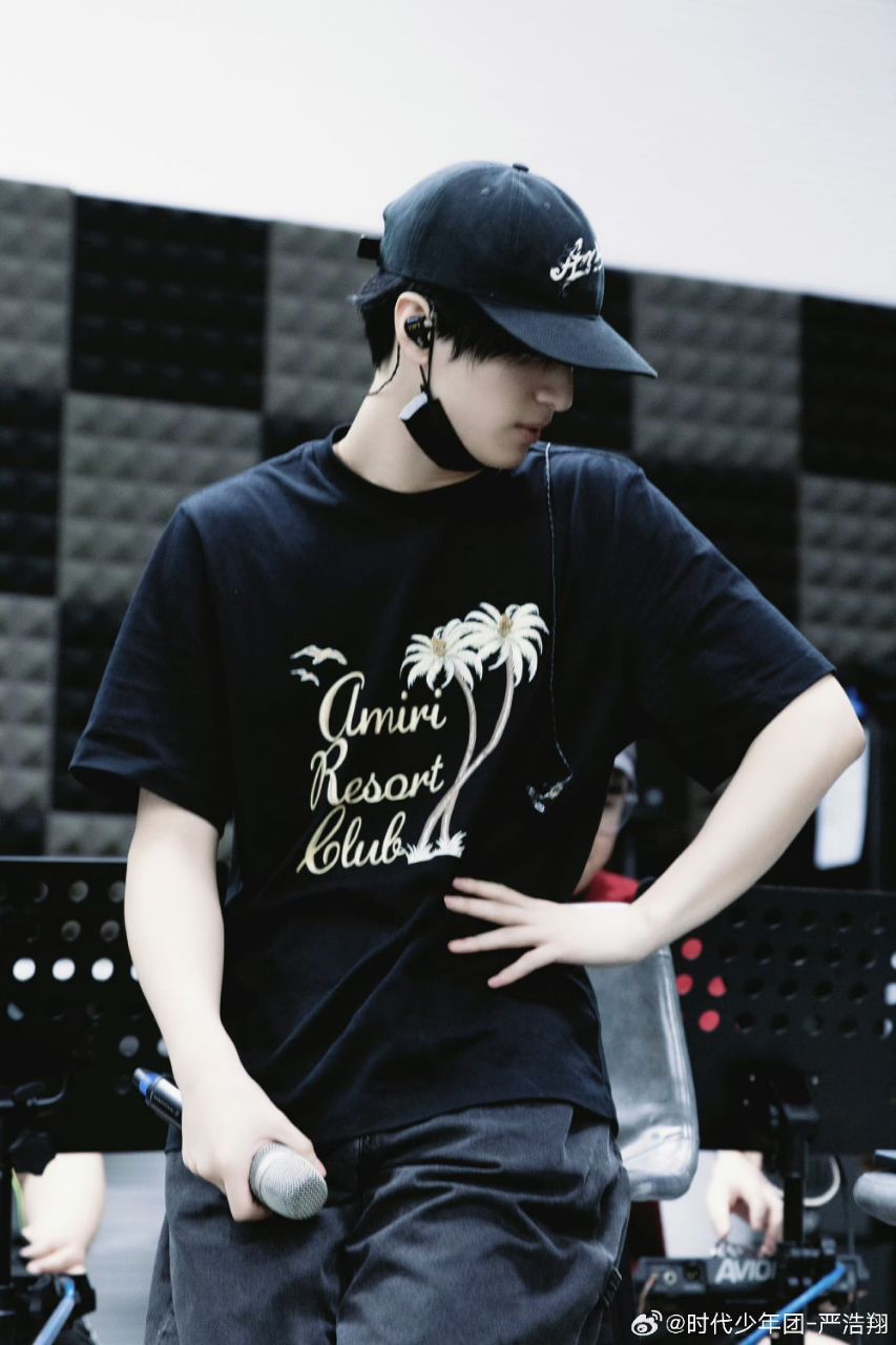 严浩翔练习室全黑造型!宝贝连手机壳都是黑的哈哈哈