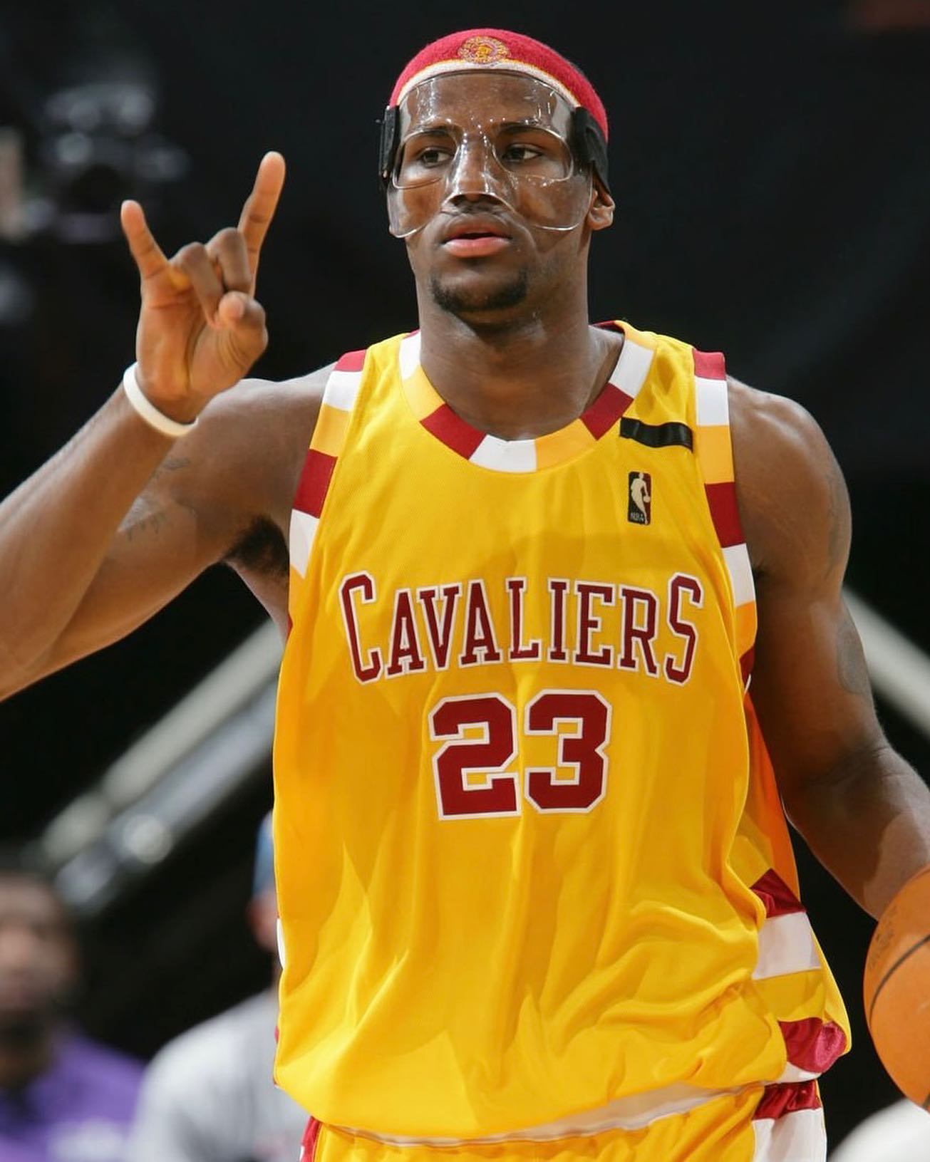 球员签名合影不断 球迷热情高涨感受球队温暖关怀