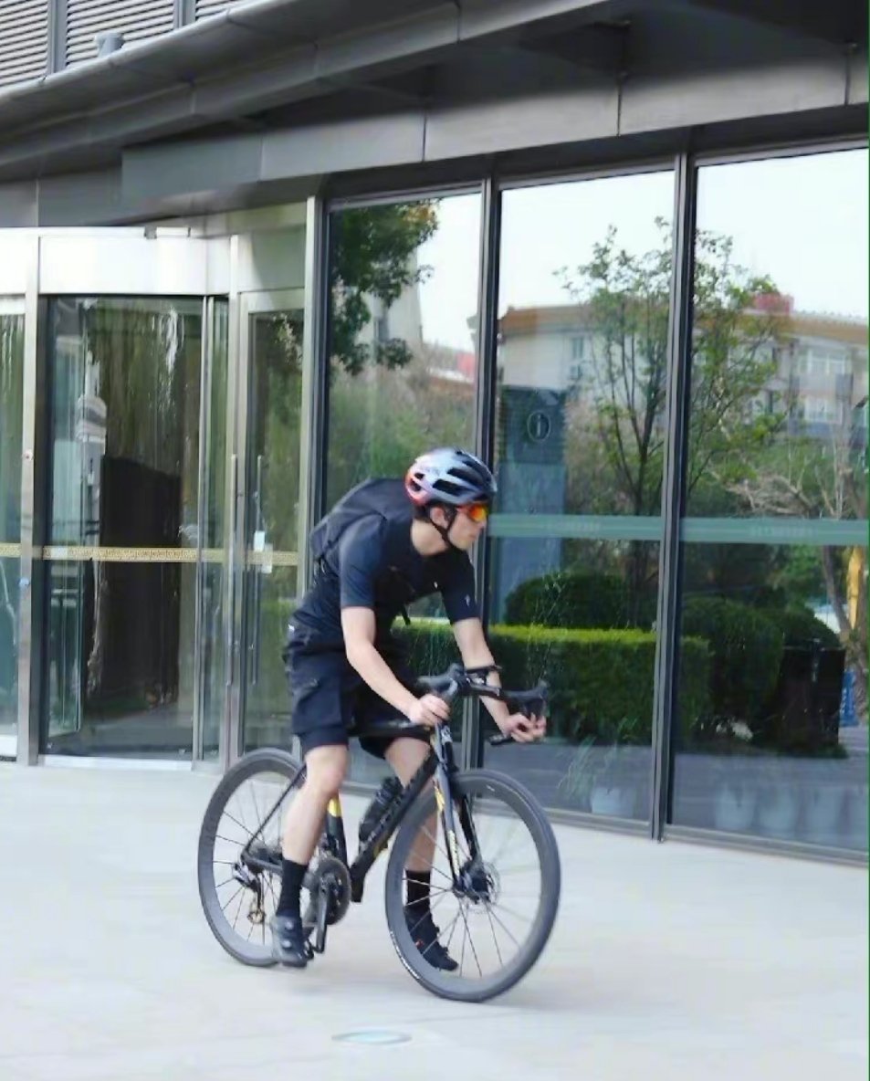 吴磊是真的喜欢骑自行车,热爱的同时也运动了,不错～_高清图集_新浪网