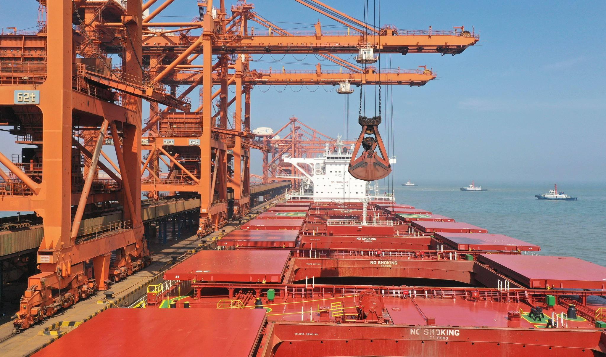 7月10日,一艘轮船靠泊在唐山港曹妃甸港区矿石码头卸货(无人机照片).