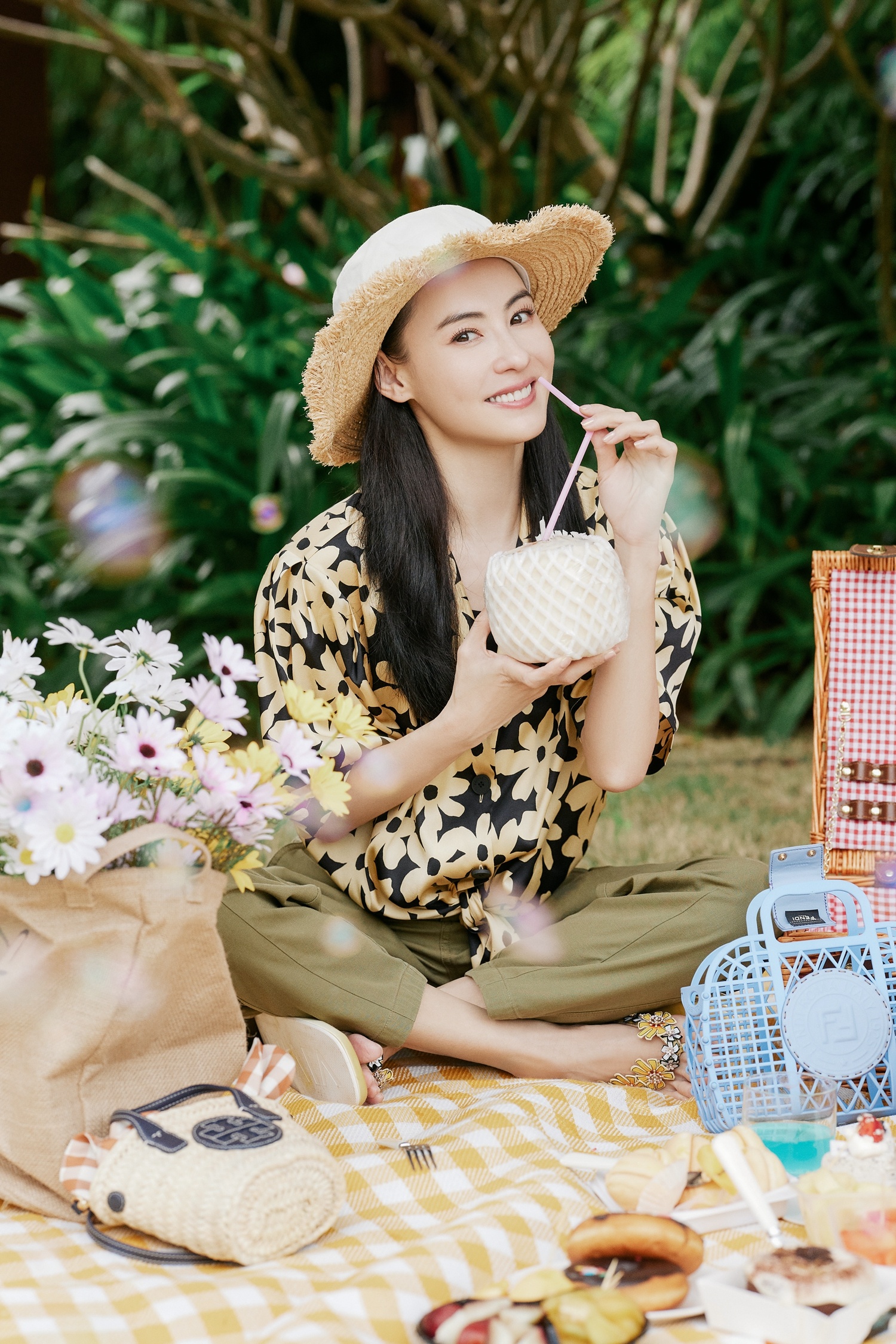 今日po出自己的春游照小雏菊印花衬衫搭配草帽
