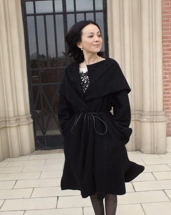 王琳很少露面,穿粉色裙子?看她的脸老了!