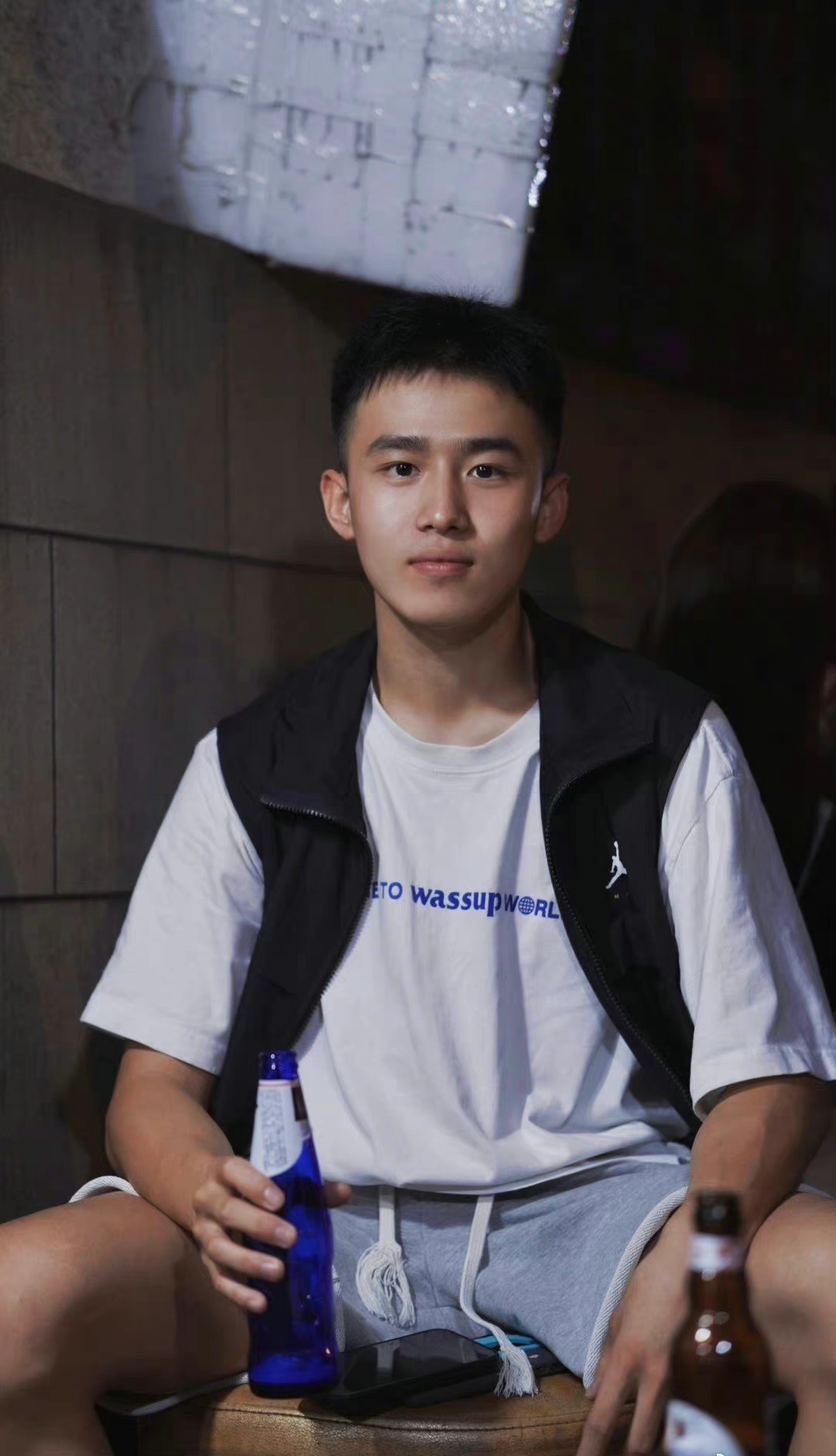 长得蛮清秀的男生. 上学时,会喜欢这样的男生吗?