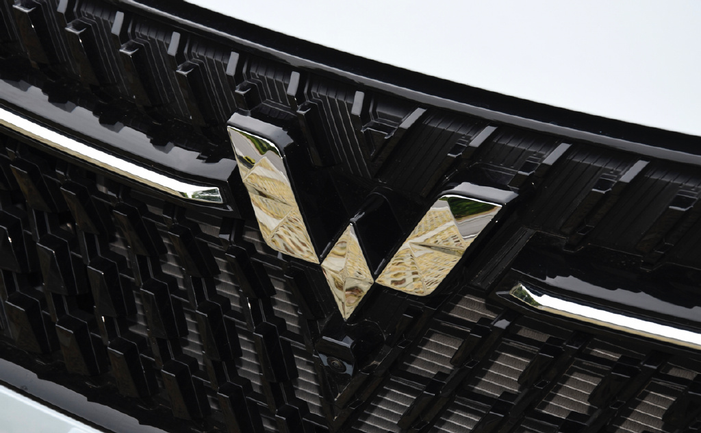 五菱又推出一款新车造型运动银色车标还有圆形排气