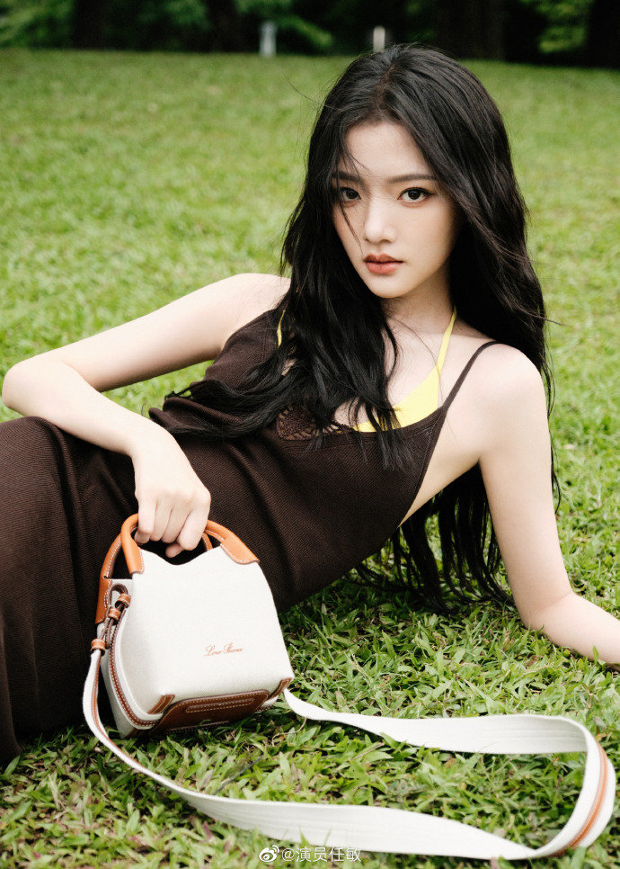 任敏今日份随拍好美呀 微卷发+棕色吊带长裙赤足奔跑……__财经头条