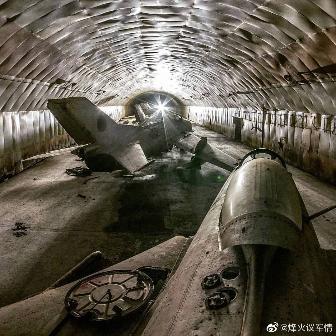 阿尔巴尼亚洞库中废弃的我国援助军机