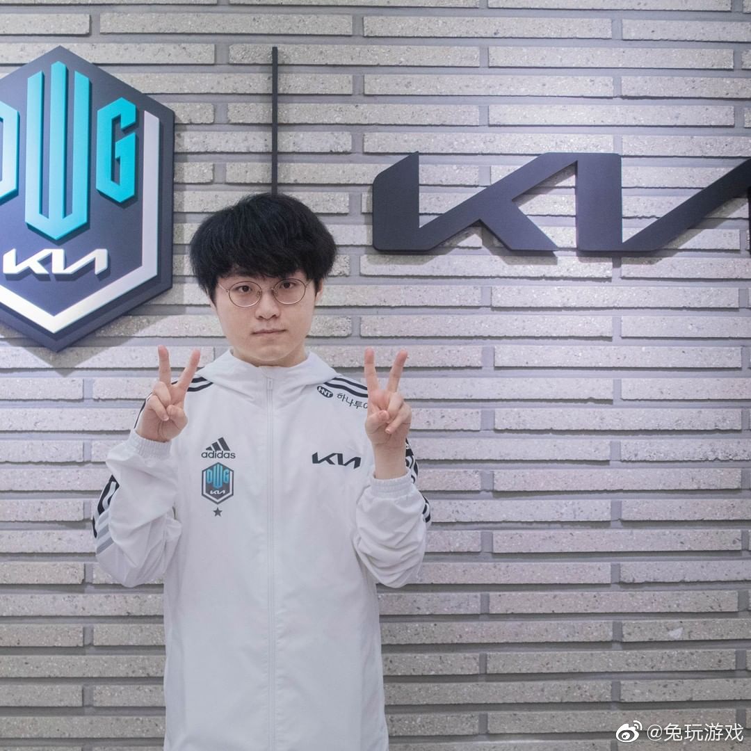 dk官方ins晒出了队员们身着s11出征服和奖杯合影的照片~_高清图集