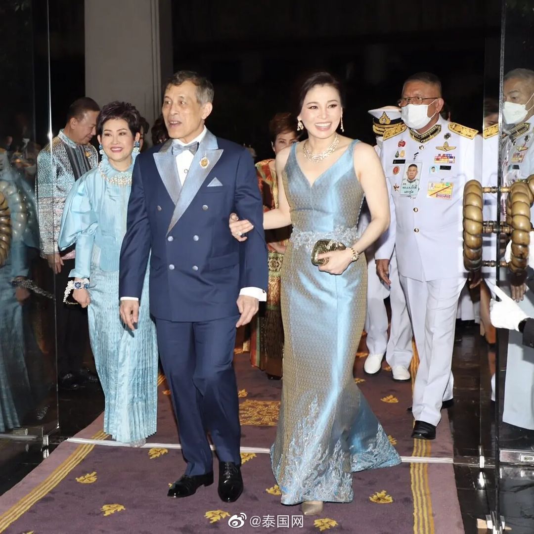 泰国十世王玛哈61哇集拉隆功国王携素提达王后出席泰丝活动